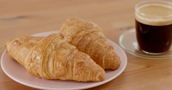 Croissant Und Heißer Kaffee Auf Dem Tisch — Stockfoto