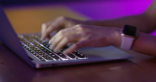 Woman Type Laptop Computer — Stock Photo, Image