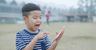  Küçük çocuk akıllı telefon izlerken 