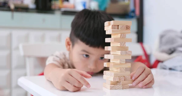 Niño Pequeño Jugar Con Bloque Madera —  Fotos de Stock