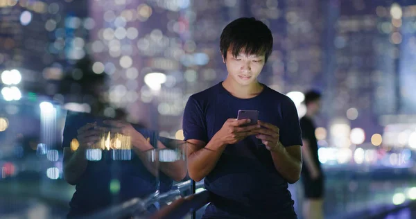 Joven Usando Teléfono Móvil Ciudad — Foto de Stock