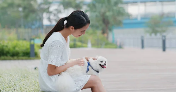 Frau Berührt Ihren Pommerschen Hund — Stockfoto