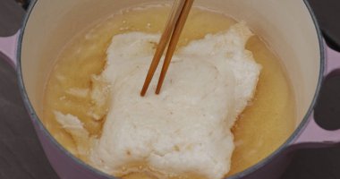 Yağda kızarmış karides krakeri. 