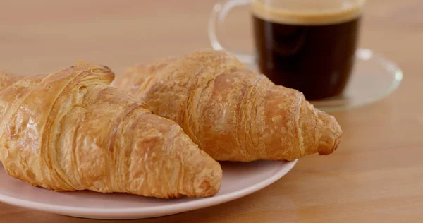 Croissant Forró Kávé Asztalnál — Stock Fotó