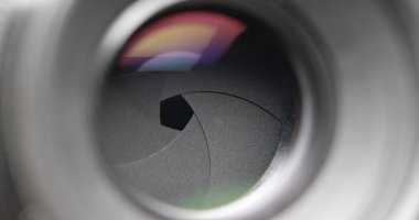 Kamera merceği açıklığı değiştiriliyor