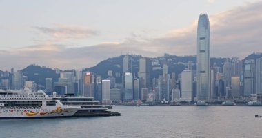 Victoria limanı, Hong Kong - 13 Aralık 2018: Hong Kong silüeti gün batımı