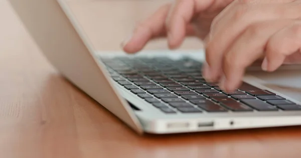 Vrouw Werken Notebook Computer — Stockfoto