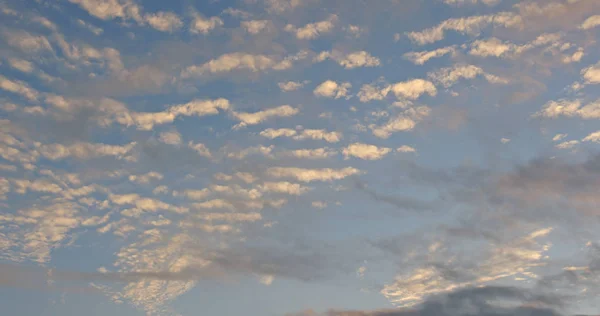 Σύννεφα Ηλιοβασιλέματος Και Γαλάζιος Ουρανός — Φωτογραφία Αρχείου