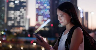 cep telefonuyla şehirde gece kadın