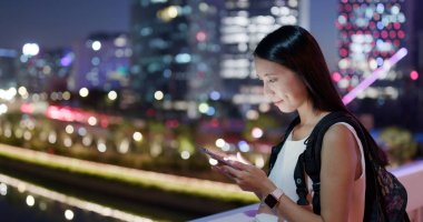 cep telefonuyla şehirde gece kadın