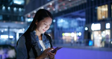 Geceleri Smartphone online kullanan kadın