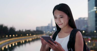 Akşamları Smartphone kullanan kadın