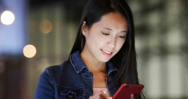 Kadın geceleri cep telefonundan sms göndermek