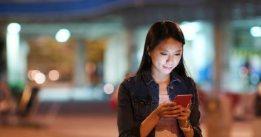 Kadın göndermek sms şehir cep telefonu üzerinde sokak geceleri