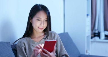 Akşam iş üzerinde cep telefonu evde kadın