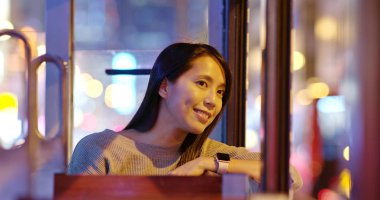 Hong Kong 'da gece tramvaya binen kadın.