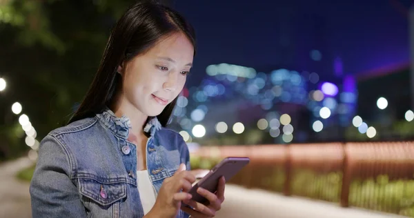 Mujer Mira Teléfono Inteligente Ciudad Por Noche — Foto de Stock