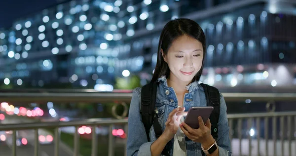 Mulher Usando Smartphone Online Noite — Fotografia de Stock