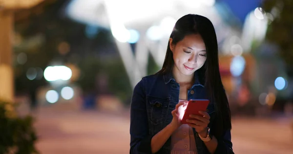 Vrouw Verzenden Sms Mobiel Stad Straat Nachts — Stockfoto