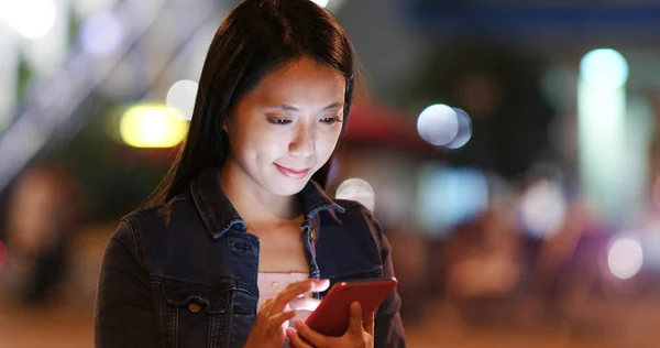 Mulher Jovem Usando Telefone Celular Cidade Noite — Fotografia de Stock