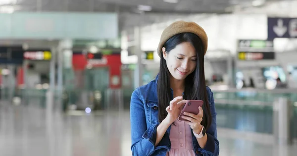 Mulher Usando Telefone Celular Estação — Fotografia de Stock