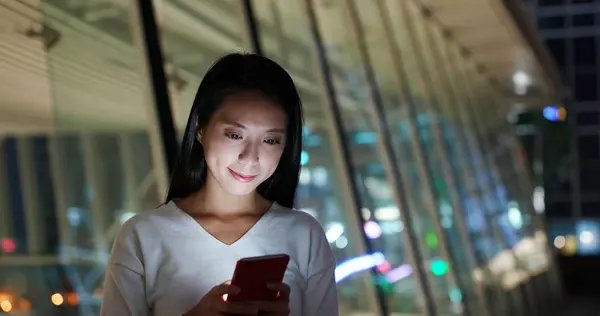 Mujer Trabaja Teléfono Inteligente Ciudad Por Noche — Foto de Stock