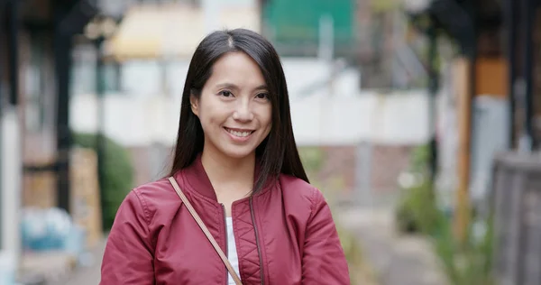 Asyalı Güzel Kadın Kameraya Gülümseyen — Stok fotoğraf