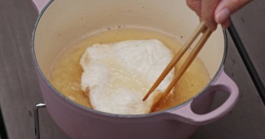 Yağda karides kraker pişirin