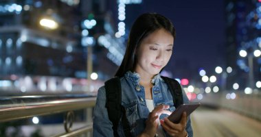 Cep telefonu kadın göz geceleri