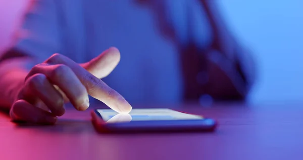 Mujer Usando Primer Plano Del Teléfono Celular — Foto de Stock