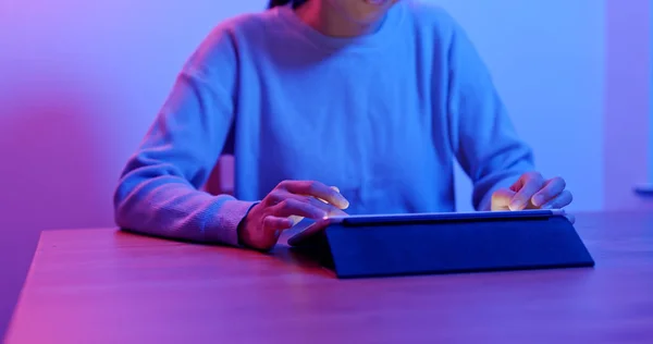 Frau Nutzt Tablet Computer Hause — Stockfoto