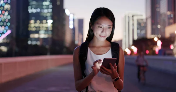 Mujer Mira Celular Ciudad Por Noche —  Fotos de Stock