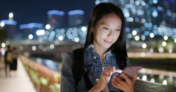 Mujer Enviar Sms Teléfono Celular Ciudad Por Noche — Foto de Stock