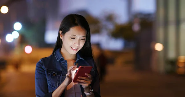 晚上用智能手机的女人 — 图库照片