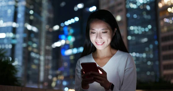 Frauen Arbeiten Smartphone Der Stadt Über Business Tower Hintergrund — Stockfoto