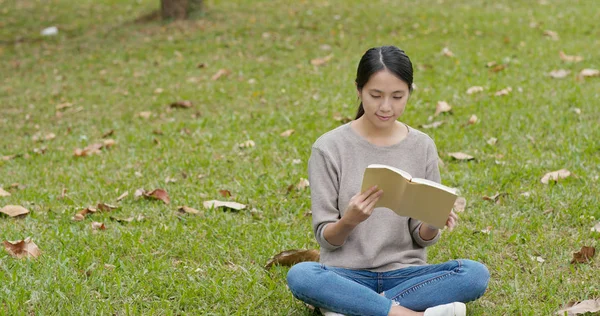 Woman Read Book Sitting Green Grass — Stock Photo, Image