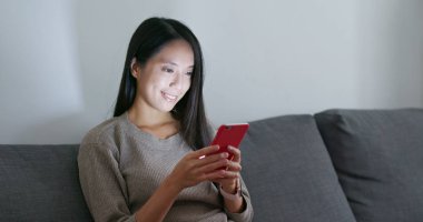 Cep telefonu online geceleri kullanan kadın