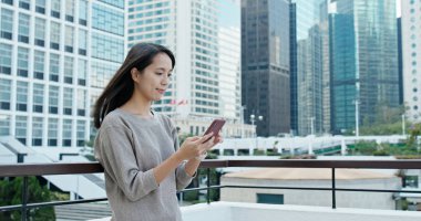 Cep telefonu kullanan kadın