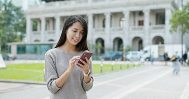 şehirde cep telefonu kullanan kadın