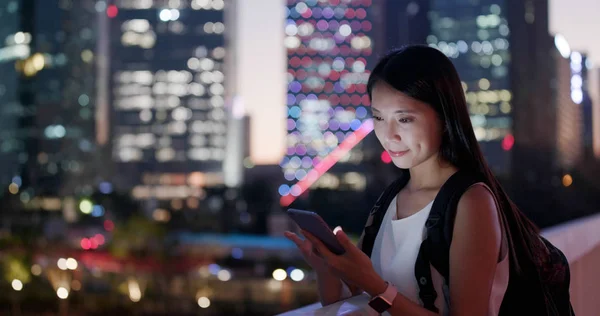 Viajar Mujer Usando Teléfono Móvil Ciudad —  Fotos de Stock