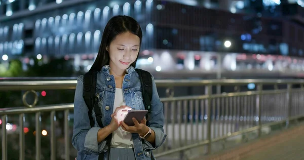 Mulher Usando Telefone Celular Cidade — Fotografia de Stock