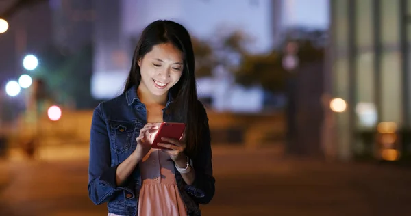 Ženy Pracují Mobilním Telefonu Ulici Noci — Stock fotografie