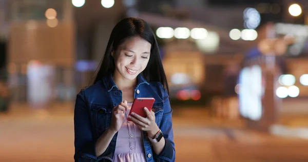 Vrouw Werken Mobiele Telefoon Straat Nachts — Stockfoto