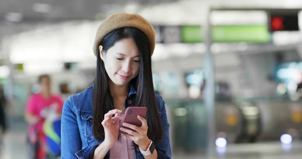 Donna Che Utilizza Telefono Cellulare Stazione — Foto Stock