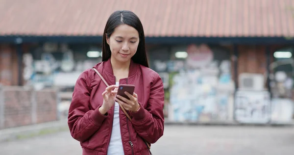 若い女性を見て携帯電話 — ストック写真