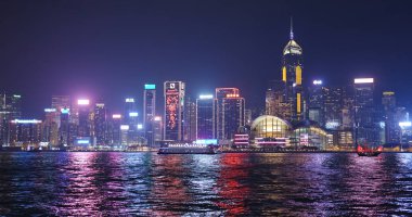 Victoria limanı, Hong Kong - 13 Aralık 2018: Gece Hong Kong şehri