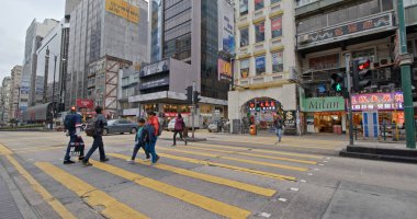 Ürdün, Hong Kong - 12 Aralık 2018: İnsanlar yolun karşısına geçti