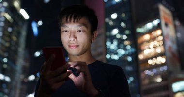 Hareket eden telefon içinde şehir adam çalışmalarına gece