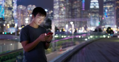 Arka bina iş üzerinde cep telefonu kullanan adam