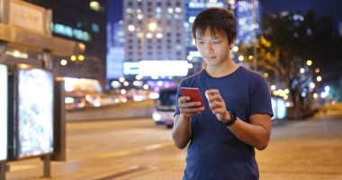 Şehirde cep telefonu kullanan bir adam